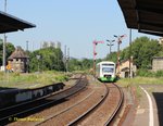 Die  Elster-Saale-Bahn  hat am 7. Juni 2016 den Bahnhof Zeitz, KBS 550, verlassen und fährt in Richtung Gera und Saalfeld. Das Formsignal zeigt  Freie Fahrt  an.