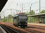 Durchfahrt 155 007-8 der Erfurter Bahnservice Gesellschaft mbH, Erfurt [NVR-Nummer: 91 80 6155 007-8 D-EBS] durch den Bereich des Bahnhof  Berlin Schönefeld Flughafen am 11. Juli 2017.