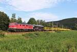 232 690-8 und 232 083-6 (EBS) zusehen am 30.06.20 bei Remschütz mit einem leeren Holzzug.