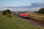 FWK/EBS 143 848 & 143 936 rollten am Abend des 25.07.2023 mit einem leeren Getreidezug von Mukran, durch Zirkow Hof.
