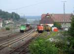 Während 293 025-3  Lisa 2  der EiB mit einem Flachwagenzug auf Gleis 2 im Bahnhof Kronach rangiert, stehen in der Abstellanlage Süd 212 358-6, 212 095-4, 211 074-0 und ein Schneeplug abgestellt.