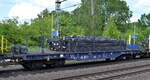 Drehgestell-Flachwagen mit Rungen vom Einsteller ERR European Rail Rent GmbH mit der Nr. 37 TEN 80 D-ERR 4505 126-5 Sgmmns2 (GE) Bf. Duisburg-Hafen beladen mit Stahlstangen in einem Ganzzug am 01.06.22 Durchfahrt Bahnhof Niederndodeleben.