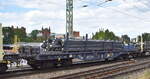 Drehgestell-Flachwagen vom Einsteller ERR European Rail Rent GmbH mit der Nr. 37 TEN 80 D-ERR 4505 554-8 Sgmmns1 Bf. Duisburg-Hafen beladen mit Stahlrohren in einem Ganzzug am 19.07.23 Höhe Bahnhof Magdeburg-Neustadt.