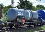 Zweiachsiger Kesselwagen vom Einsteller GATX Rail Germany GmbH mit der Nr. 23 RIV 80 D-GATXD 7460 238-0 Zs Bf. Altenburg für das Ladegut Ethanol (Ethylalkohol) siehe UN-Nr.: 33/1170 in einem gemischten Güterzug am 06.07.23 Höhe Bahnhof Dedensen-Gümmer.