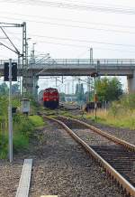 DE 71 der HGK steht mit einem Rungenwagenleerzug am Gteranschlu bei Delrath und wartet auf Ausfahrt in Richtung Kln.