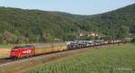 185 582-4 HGK rollt am 6.09.12 mit einem ARS-Autozug durch das morgendliche Maintal bei Harrbach Richtung Wrzburg.