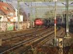 Die De72 der Hafen und Güterverkehr Köln AG wartet auf Fahrt beim Bahnhof Ehrenfeld.
Aufgenommen am 8.1.14