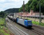 185 514-7 der HGK (ex TXL) zieht am 31. Mai 2014 einen Kesselwagenzug durch Kronach in Richtung Saalfeld.