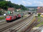 Ein Lokzug mit 185 604-6 an der Spitze, 266 069-4 und 185 605-3 in der Mitte und 185 618-6 am Schluss (alle HGK) durchfährt am 24. Juli 2014 den Bahnhof Kronach in Richtung Lichtenfels.