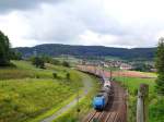 Am 5.8.14 hatte 185 526 kräftig zu schuften. Zusammen mit einer unerkannt gebliebenen Class66 hat sie den Ort Sterbfritz verlassen und darf nun in den Ramholzer Tunnel einfahren, von wo aus das Bild auch aufgenommen wurde. 