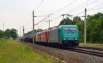 185 618 schleppte am 25.06.15 neben zwei Schwesterloks einen Kesselwagenzug durch Burgkemnitz Richtung Wittenberg.