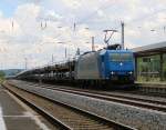 185 526-1 der HGK mit offenen, beladenen ARS-Autotransportwagen in Fahrtrichtung Süden. Aufgenommen am 24.07.2014 in Eichenberg.