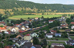 Eine Baureihe 185 der HGK mit einem Kesselwagenzug bei Dollnstein Richtung Treuchtlingen, 16.07.2015