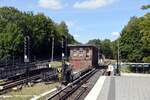 HAMBURG, 01.08.2022, Blick vom Bahnsteig des U-Bahnhofs Volksdorf (Linie U 1) in Richtung Norden; nach rechts zweigt die Strecke nach Großhansdorf ab