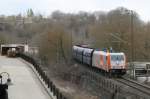 185 640 passiert mit einen Kalkschotterzug vom Hornberg das Besucherbergwerk  Drei Kronen & Ehrt  bei Elbingerode. Im Hintergrund ist ausgestellte Bergbautechnik sichtbar; 22.03.2009