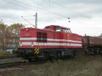 Schnappschuss beim Spaziergang in der Mittagspause. V100.03 der HGB mit einem Bauzug am 12.11.2012 bei Mannheim-Neuhermsheim. 