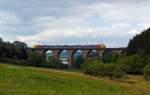 Ein 5-teiliger Flirt der HLB (Hessischen Landesbahn) als RE 99 Main-Sieg-Express (Frankfurt am Main-Gieen-Siegen) hier Umlauf HLB 24966, fhrt am 20.08.2013 ber den Rudersdorfer Viadukt in Richtung Siegen, nchster Halt ist die Endstation Siegen. 

Der Rudersdorfer Viadukt wurde zwischen 1914 und 1915 gebaut, und gehrt zu den  Ingenieur-Grobauwerken der Dillstrecke (KBS 445).