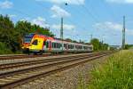 
Ein 5-teiliger Flirt 429 046 / 546 der HLB (Hessischen Landesbahn) als RE 40 Frankfurt-Gießen-Siegen fährt am 02.06.2014 bei Dutenhofen in Richtung Siegen, nächster Halt ist Wetzlar.

Wie hier in Hessen wird der Zug als RE 40 geführt, in NRW wo sich die Endstation Siegen Hbf befindet wird er als RE 99 geführt.