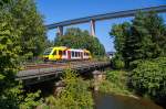 
Am Rückweg kamen wir am Sonntag wieder durch Eiserfeld, so habe ich nochmal die Fotostelle an der Siegbrücke aufgesucht...
Der VT 203 ABp (95 80 0640 103-7 D-HEB) ein Alstom Coradia LINT 27 der HLB (Hessische Landesbahn) am 30.08.2015, als RB 95  Sieg-Dill-Bahn   (Siegen - Au/Sieg / Umlauf HLB 61758). Der Dieseltriebwagen hat gerade den Bahnhof Siegen-Eiserfeld verlassen und überquert nun gerade die Sieg, welche er noch öfter auf seiner Fahrt nach Au überqueren wird.

Im Hintergrund wieder die 105 m hohe Siegtalbrücke der A45 (Sauerlandlinie).