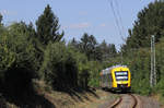 Ein LINT der HLB (Nummer unbekannt) erreicht auf seinem Weg von Bad Soden (Taunus) nach Frankfurt-Höchst die Station Frankfurt-Sossenheim.