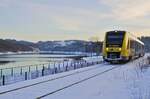 Verschneit zeigt sich die Landschaft um die Biggetalsperre am Nachmittag des 20.01.2024, als der VT 505 der Hessischen Landesbahn aus dem Haltepunkt Sondern nach Finnentrop ausfährt