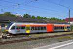 Stadler-GTw 2/6 646 423 der HLB, geparkt im Außenbereich des Wiesbadener Hauptbahnhofs, 13.5.15.