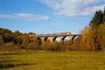   Goldener Herbst: Ein 5-teiliger Flirt der HLB (Hessischen Landesbahn) als RE 99 Main-Sieg-Express (Siegen-Gießen), fährt am 30.10.2016 über den Rudersdorfer Viadukt in Richtung