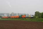 185 681 (PCT) mit einem Containerzug am 08.05.2010 bei Karlstadt im Maintal.