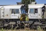 Durchblick
Am bislang heißesten Tag des Jahres stehen Fenster und Türen des Führerstandes der ECR 247 056 (UIC-Nr. 92 80 1266 456-3 D-DB) weit offen. Dabei ist die Class 77 mit Klimaanlagen ausgerüstet. Aber weil 247 056 heute nicht Zuglok ist, sind ihre Maschinen abgeschaltet weswegen die Klimaanlage vermutlich auch nicht läuft. Geführt wird der Güterzug von Burghausen nach Mühldorf von 247 051-6. Pirach, 10.06.2014

247 051-6
Hersteller (mechanisch): GM-EMD
Fabriknummer: 20068864-051
Baujahr: 2008
UIC-Nr.: 92 80 1266 451-4 D-DB
Betreibernr. z.Z.d. Aufnahme: 247 051-6
EBA-Nr.: EBA 07A18A 051
Radsatzfolge: Co'Co'
Vmax (km/h): 120
Leistung (kW): 2.420
Anfahrzugkraft (kN): 467
Dienstmasse (t): 130
Radsatzfahrmasse max. (t): 22
LüP (mm): 21.349

247 056-5
Hersteller (mechanisch): GM-EMD
Fabriknummer: 20068864-056
Baujahr: 2008
UIC-Nr.: 92 80 1266 456-3 D-DB
Betreibernr. z.Z.d. Aufnahme: 247 056-5
EBA-Nr.: EBA 07A18A 056
techn. Daten w.o.