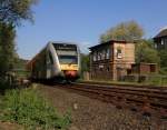 GTW 2/6 der Hellertalbahn kommt von Neunkirschen und passiert am 25.04.2011 das Stellwerk Herdorf Ost (Ho).