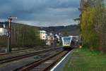 Die dunklen Wolken haben mich zu diesem Nachschuss inspiriert: Stadler GTW 2/6 der Hellertalbahn bei km 89,8 auf der gleichnamigen Strecke , hat Hp 1 (Fahrt), und fhrt am 18.04.2011 vom Bahnhof