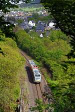 Stadler GTW 2/6 der Hellertalbahn als RB 96 (Zug-Nr. 90426) Dillenburg-Haiger-Herdorf-Betzdorf/Sieg, hier am 14.05.2012 kurz vor dem Herdorfer Tunnel bzw. kurz vor den Haltepunkt Herdorf-Knigsstollen. Die Hellertalbahn befhrt die 36 Kilometer lange gleichnamige Strecke  Hellertalbahn  KBS 462, hier bei Streckenkilometer 88,8, da diese von Kln-Deutz an gerechnet werden.  Die Hellertalbahn war frher ein Teilstck der Deutz-Gieener Eisenbahn.