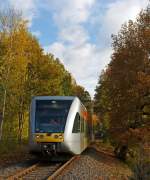 GTW 2/6 der Hellertalbahn kommt am 27.10.2012 von Herdorf, ber die genamtliche Strecke  Hellertalbahn  (KBS 462 ), hier bei km 85,0 (von Kln-Deutz gerechnet) kurz vor dem Haltepunkt Grnebacher