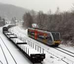Bei leichtem Schneefall - Ein Stadler GTW 2/6 der Hellertalbahn kommt Neunkirchen ber die gleichnamentliche Hellertalbahn (KBS 462), hier am 03.12.2012 in Herdorf (km 90,5) kurz vor der Brcke