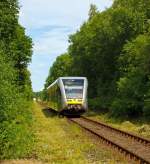 Durch die grne Hlle an der Heller fhrt am 01.07.2013 ein Stadler GTW 2/6 der Hellertalbahn als RB 96 (Hellertalbahn) Dillenburg-Haiger-Burbach-Neunkirchen-Herdorf-Betzdorf/Sieg, ber die