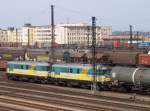 Zwei KEG 2100, aus Rumänien stammende Dieselloks 060 DA der Karsdorfer Eisenbahn Gesellschaft vor einem Zug Kesselwagen in Dresden-Friedrichstadt, 01.04.03