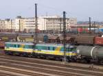 Zwei KEG 2100, aus Rumnien stammende Dieselloks 060 DA der Karsdorfer Eisenbahn Gesellschaft vor einem Zug Kesselwagen in Dresden-Friedrichstadt, 01.04.03