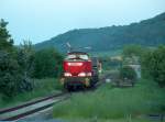 LOTRAC 7 bei der Ausfahrt in Bahnhof Laucha (Unstrut). Sie brachte eine Waggonramme zur Arco Transportation GmbH nach Karsdorf. Rechts erkennt man noch das Gleis der ehemaligen Finnebahn nach Lossa; 13.05.2008