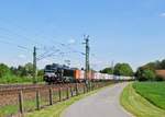 Die an DB Cargo Deutschland vermietete MRCE X4E - 610 (193 610) befindet sich mit einem KLV-Zug am 17.05.17 bei Langwedel auf der Fahrt in Richtung Bremen.