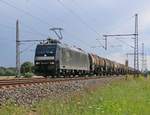 185 552-7 mit Kesselwagenzug in Fahrtrichtung Wunstorf. Aufgenommen am 29.07.2015 in Dedensen-Gümmer.