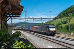 MRCE 189 109 zusammen mit einer Re 474 und einem UKV-Zug am 5. Juli 2017 bei der Durchfahrt des Bahnhofs Effingen.