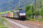 Die MRCE 189-992-1 und eine weitere Dispolok mit einem Güterzug in Richtung Süden auf der Brennerstrecke kurz vor Grasstein am 15.07.17