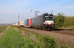 193 860 MRCE mit einem Containerzug bei sommerlichem Wetter kurz vor Nörten-Hardenberg am 19.04.2018