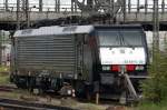 Eine weitere schwarze Schnheit zu Gast in Mnchen Hbf: ES 64 F4-021 (E 189 921) in Warteposition.