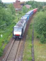 189 200-9 durchfhrt mit einem Containerzug Maschen Rbf. Im Hinergrund ist das Stellwerk Mswf zu sehen. 30.05.09