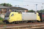 Am 13.07.2010 fuhr 182 537-1 mit einem black-boxX Containerzug durch Magdeburg Hbf.