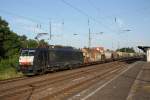 Mit einem Getreidezug fhrt 189 213-2 durch den Bahnhof Schnebeck (Elbe) in Richtung Magdeburg.