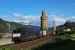 Am bekannten Motiv mit dem Ochsenturm zieht eine MRCE-189 einen Containerzug durch Oberwesel (14.7.2012)