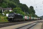 185 573 mit einem Containerzug am 14.07.2012 bei der Durchfahrt in Wernstein am Inn.