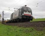 182 571 (ES 64 U2-071) mit Eurogate Teilwerbung und Containerzug in Fahrtrichtung Norden.